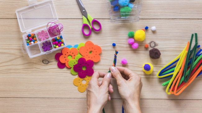 Membuat Kerajinan Tangan